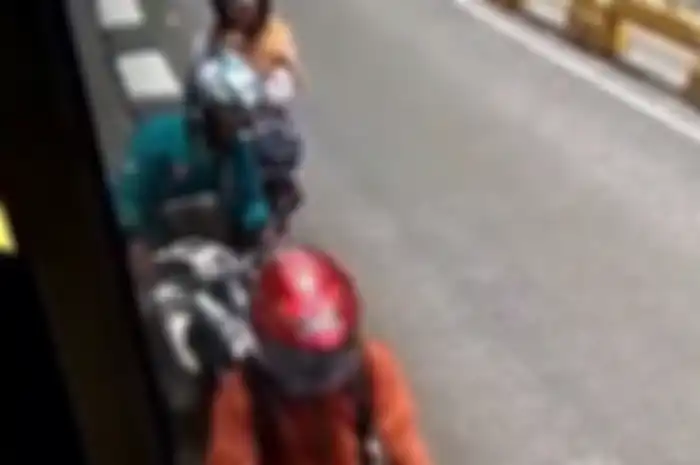 Pemotor terjepit badan Busway.
