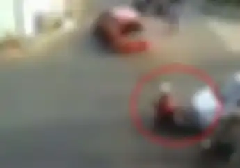Astaga.. Gara-gara Hal Sepele Pemotor Ini Terekam Disundul Mobil dari Belakang
