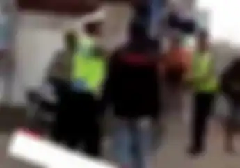 Brutal! Video Pemuda Tonjok Polisi Karena Gak Terima Ditilang, Jalan Sempoyongan