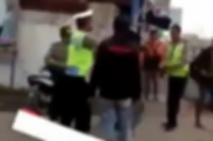 Pemotor ngamuk dan pukul polisi di Comal, Pemalang Minggu (10/2/2019).