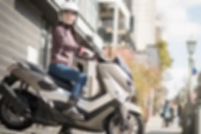 Rider wanita di atas Yamaha NMAX