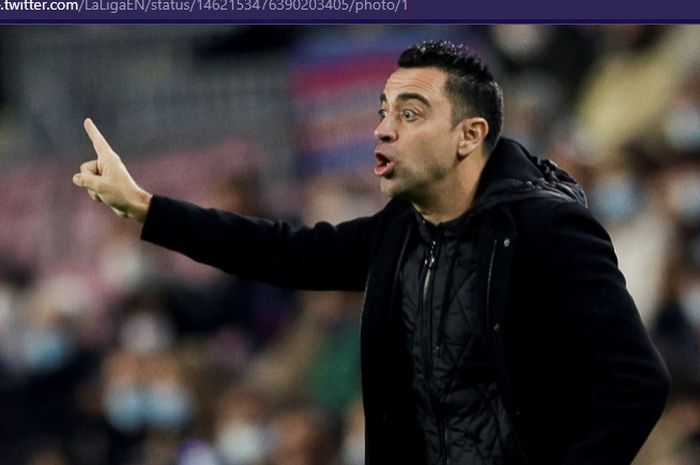 Pelatih Barcelona, Xavi Hernandez, memberikan instruksi saat melawan Espanyol dalam laga pekan ke-14 Liga Spanyol 2021-2022 di Stadion Camp Nou, Sabtu (20/11/2021) waktu setempat atau Minggu pukul 03.00 WIB.