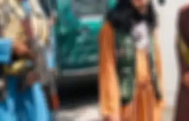Wow! Foto Taliban Muda Viral Gegara Outfit Kekinian, Harganya Bisa Borong 20 Kamera Mirrorless Canon