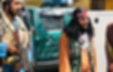 Wow! Foto Taliban Muda Viral Gegara Outfit Kekinian, Harganya Bisa Borong 20 Kamera Mirrorless Canon