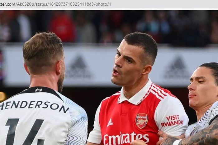 Jordan Henderson dan Granit Xhaka saat terlibat adu mulut di laga Arsenal kontra Liverpool.