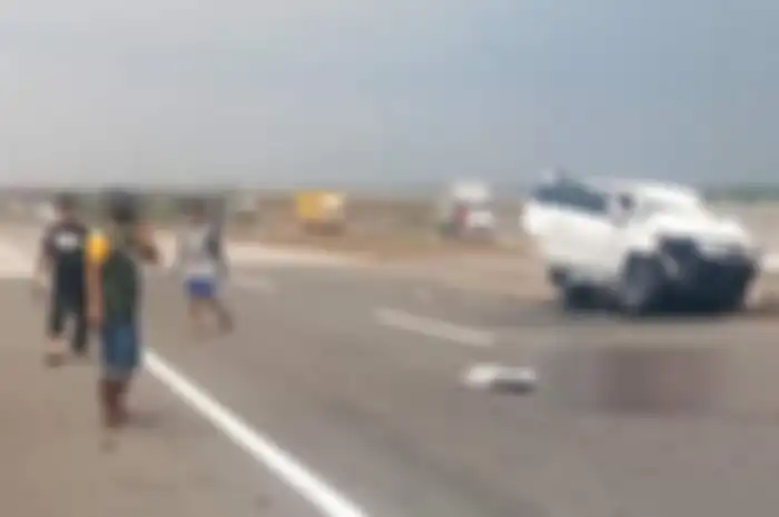 Foto jenazah Vanessa Angel yang tergeletak di jalan Tol Jombang bikin syok netizen. Foto ini beredar luas di media sosial.