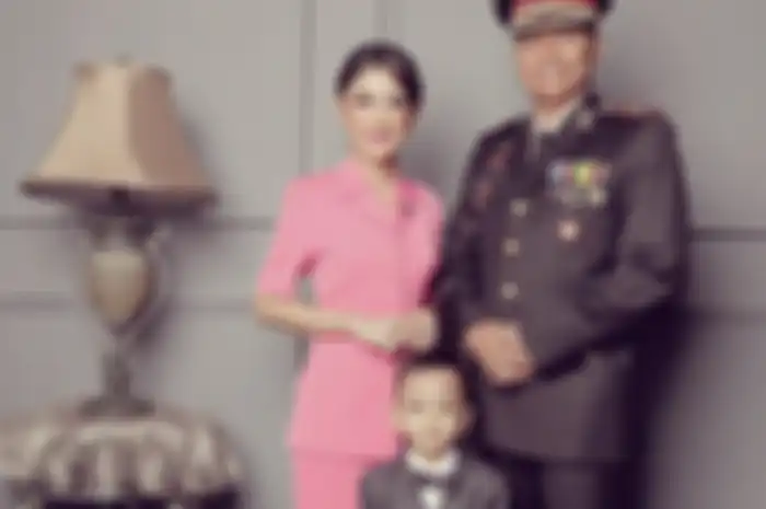 Uut Permatasari bersama suami dan putranya