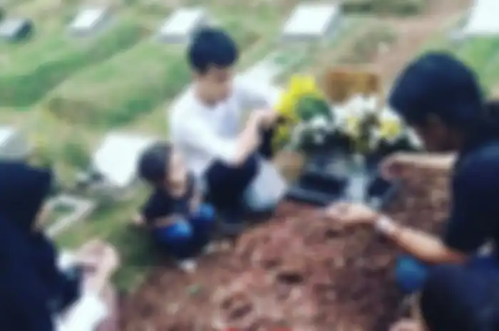 Kepergian artis multitalenta Titi Qadarsih dikenang oleh mantan anggota Slank. Titi sempat pergi ke hutan demi anaknya yang terjerumus narkoba.