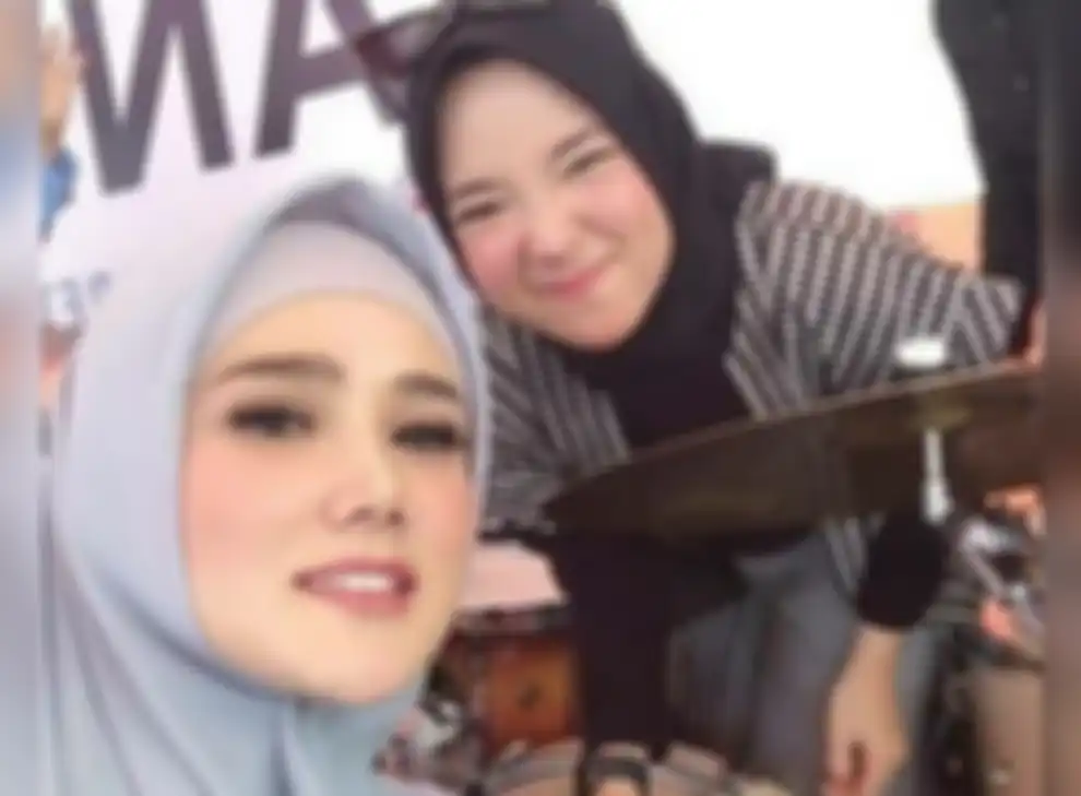 Beredar foto Nissa Sabyan dan Mulan Jameela, publik pun menghubungkan dengan perselingkuhan di rumah tangga Ahmad Dhani dan Maia Estianty.