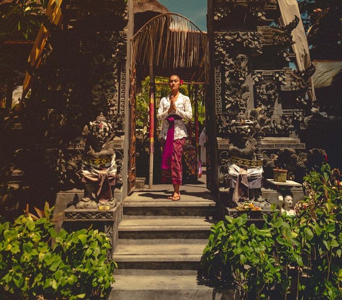 Penampilan anggun Agnez Mo yang curi perhatian kenakan kebaya tradisional saat liburan akhir tahun di Bali