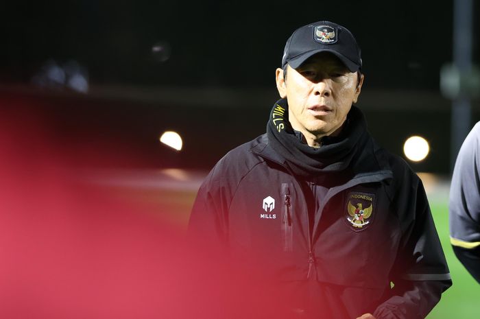 Pelatih timnas Indonesia Shin Tae-yong saat memimpin latihan perdana di Lapangan Al Egla 2, Doha, Qatar, Minggu (7/1/2024).