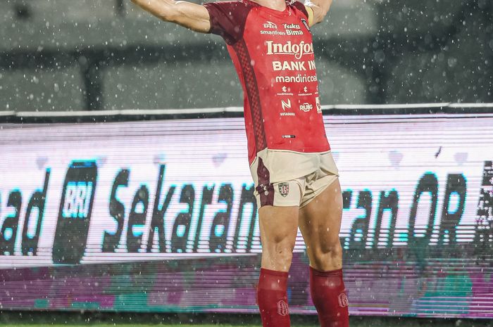 Selebrasi penyerang Bali United, Ilija Spasojevic usai membuka keunggulan lawan PSIS Semarang pada lanjutan pekan ke-28 Liga 1 2023/2024, Jumat (8/3/2024).