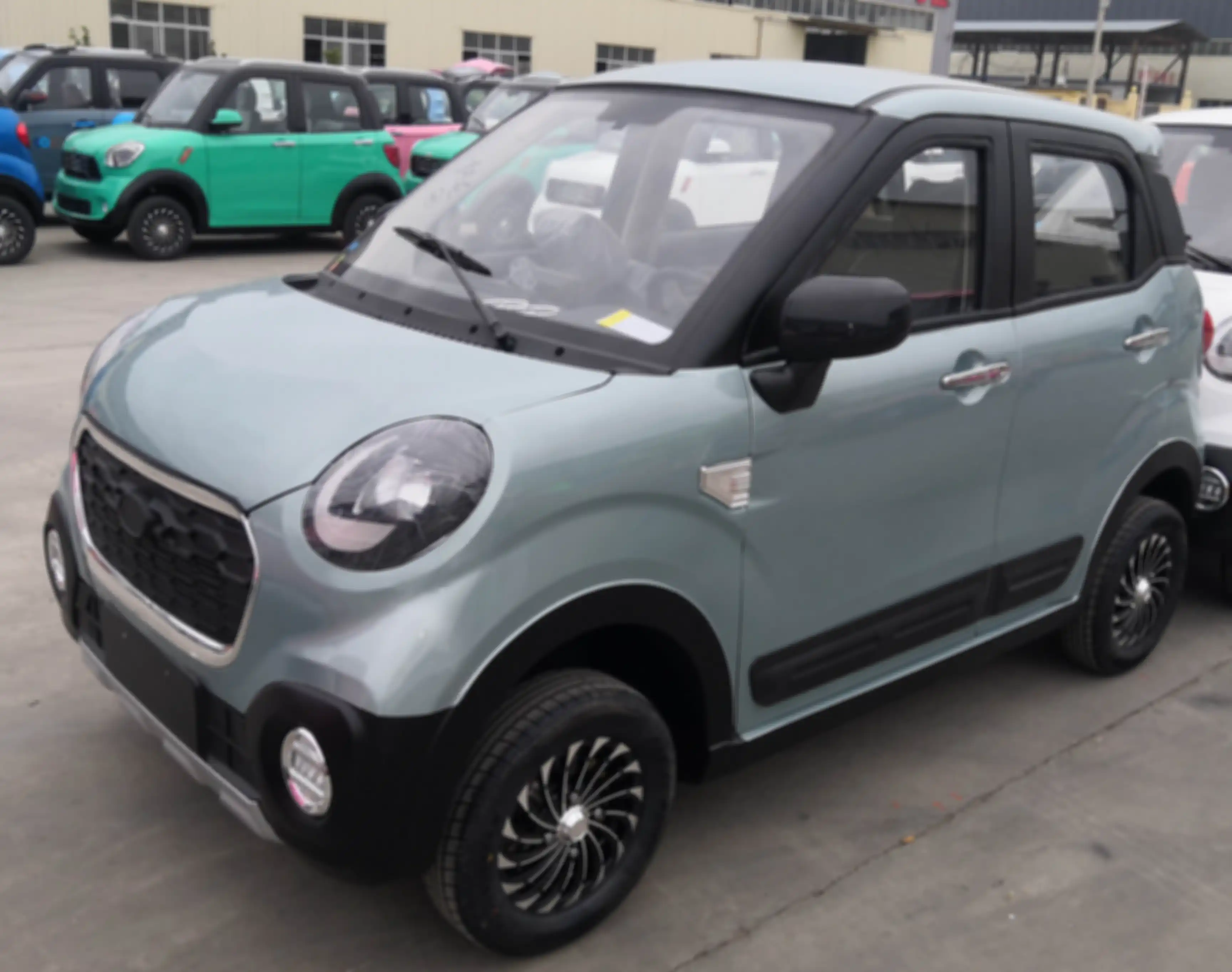 Mobil listrik EBU SM-1 ini terlihat mirip dengan mobil Mini Cooper.