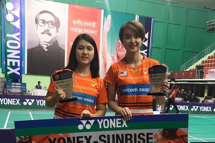 Ganda putri Malaysia, Yap Cheng Wen (kiri) dan Vivian Hoo (kanan), saat menjadi juara turnamen Bangladesh International Challenge 2018.