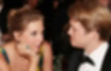Ikutin 4 OOTD a la Taylor Swift dan Joe Alwyn Saat Pacaran, Yuk!