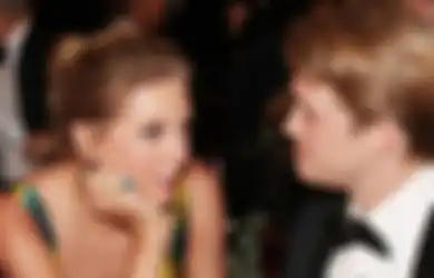 Ikutin 4 OOTD a la Taylor Swift dan Joe Alwyn Saat Pacaran, Yuk!