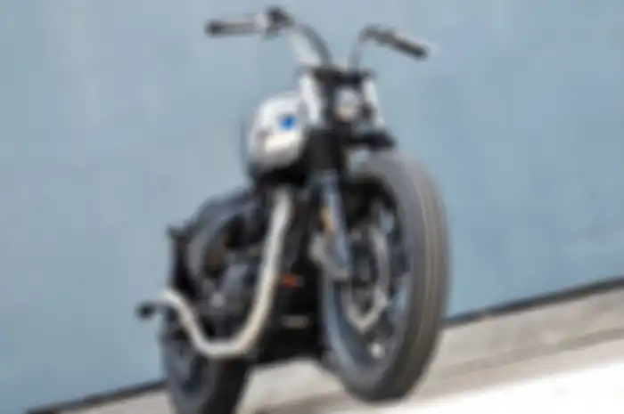Modifikasi Royal Enfield Meteor 350 ini benar-benar unik, ambil gaya bobber dan tampil kinclong!