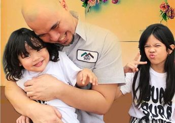 Sambut Sang Ayah Bebas dari Penjara, Dua Anak Ahmad Dhani dari Mulan Jameela Ini Tunjukkan Reaksi yang Kontras Banget!