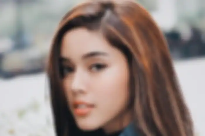 Fay Nabila dengan straight hair warna coklat dnegan highlight oranye