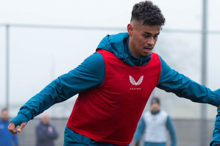 Bek Timnas Indonesia yang memperkuat FC Twente, Mees Hilgers (kiri).