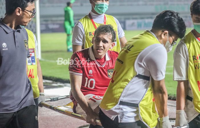 Egy Maulana Vikri saat ditandu tim medis dalam laga timnas Indonesia Vs Curacao di Stadion Pakansari, Bogor pada Selasa (27/9/2022).