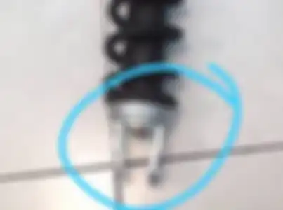 Anting sokbreker bawaan Honda BeAT diambil sebagai dudukan sokbreker sebelah kanan Yamaha Lexi