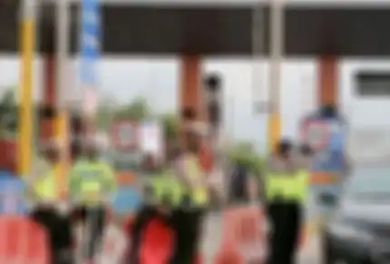Kapolda Jawa Tengah, Irjen Pol Rycko Amelza Dahniel saat mengecek pemudik yang akan menuju ke Jawa Tengah di Gerbang Pintu Exit Tol Pejagan Brebes, Jawa Tengah, Rabu (29/4/20). 