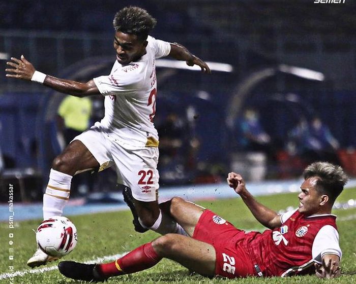 Aksi winger timnas Indonesia, Yacob Sayuri, saat membela PSM Makassar melawan Persija Jakarta pada gelaran Piala Menpora 2021.