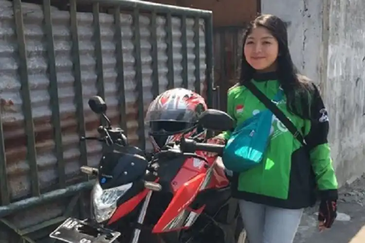 Gak Peduli Macet dan Terik Matahari, Driver Ojol Cantik Ini Punya Niat yang Bikin Hati Teriris