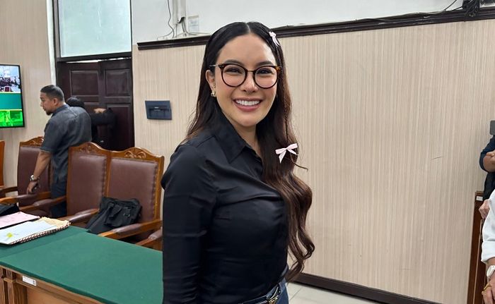 Nikita Mirzani bikin surat terbuka untuk BPOM. Ibu Lolly minta agar lembaga tersebut menjadi saksi ahli di persidangannya dengan Reza Gladys! 