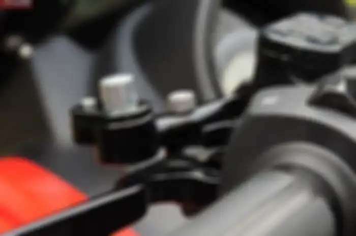 Pasang parking brake lock di Yamaha NMAX