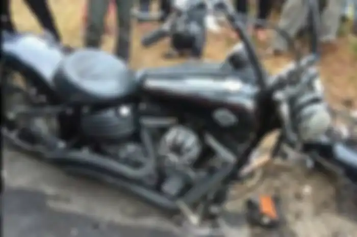 Harley-Davidson rusak parah sampai patah sokbreker depan usai adu banteng lawan Jupiter Z.
