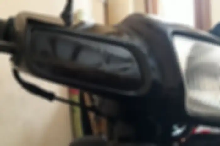 Inilah akibat jika bikers memasang stiker pada mika lampu motor.