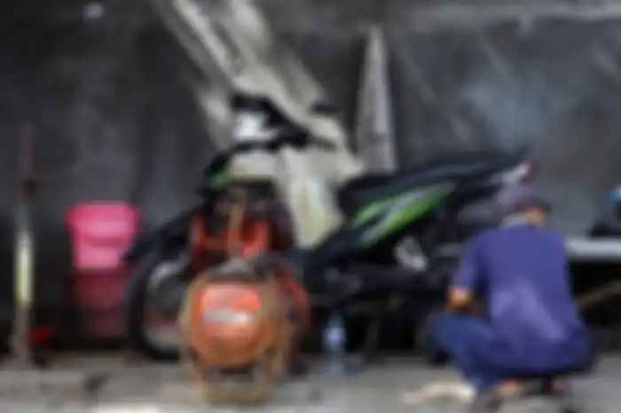 Bengkel motor curang, oknum tukang tambal ban bisa mencari keuntungan saat ban motor bocor (ilustrasi).