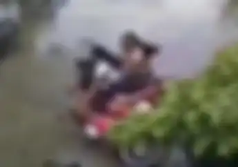 Video.. Nikung Gaya Rossi di Jalan Licin, Cewek Bonceng 3 Meluncur Tabrak Motor Parkir