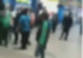 Mencekam!  Video Warga Negara Asing Cari Masalah, Marahi dan Nyaris Keroyok Driver Ojol Perempuan