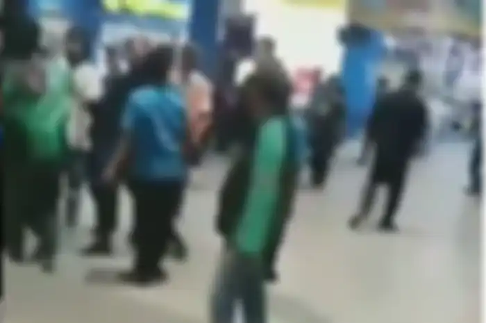 Warga negara asing bentrok dengan driver ojol di dalam mall di Tangerang.