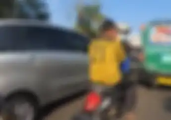 Video Pemotor Sok Jago Geber Motor Bikin Anak Kecil Kaget, Netizen: Kayak Duit Bapaknya Halal Aja