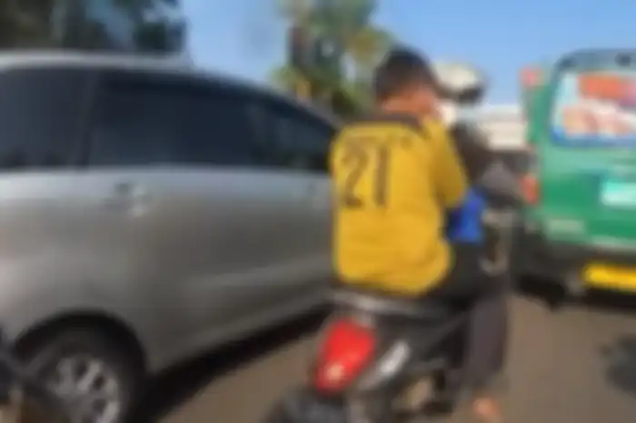 Video pemotor songong geber motor di lampu merah bikin anak kecil kaget tutup kuping, langsung dihujat netizen.