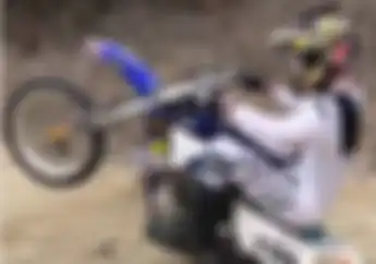 Ini Dia Video Cara Belajar Angkat Ban Depan Motor Paling Aman, Lokasi Harus Pas