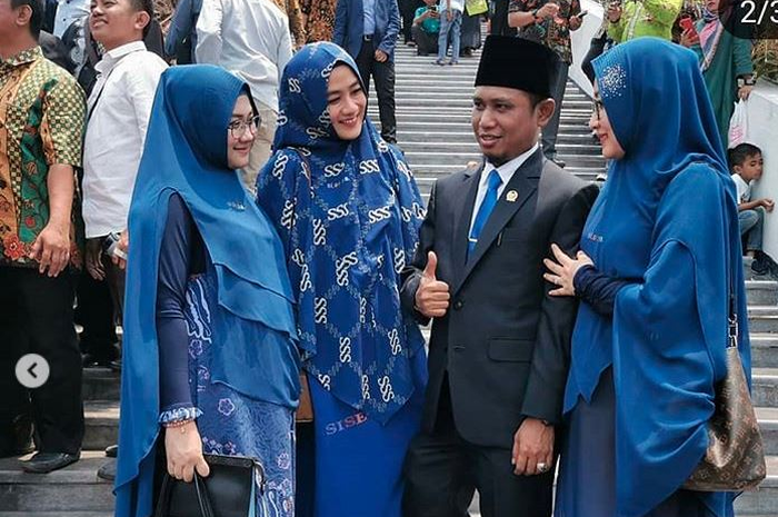 Lora Fadil, politisi partai NasDem membawa tiga istrinya saat pelantikan anggota DPR RI kemarin, Selasa (1/10/2019).