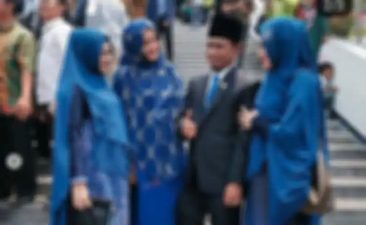 Lora Fadil, politisi partai NasDem membawa tiga istrinya saat pelantikan anggota DPR RI kemarin, Selasa (1/10/2019).