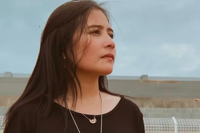 Artis Prilly Latuconsina yang terbuka lebar gabung ke Persikota Tangerang