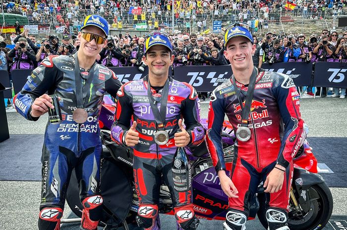 Fabio Quartarao (Monster Energy Yamaha), Jorge Martin (Prima Pramac), Pedro Acosta (GASGAS Factory Tech3) pada podium Sprint MotoGP Spanyol 2024, di Sirkuit Jerez, Spanyol, Sabtu (27/4/2024).