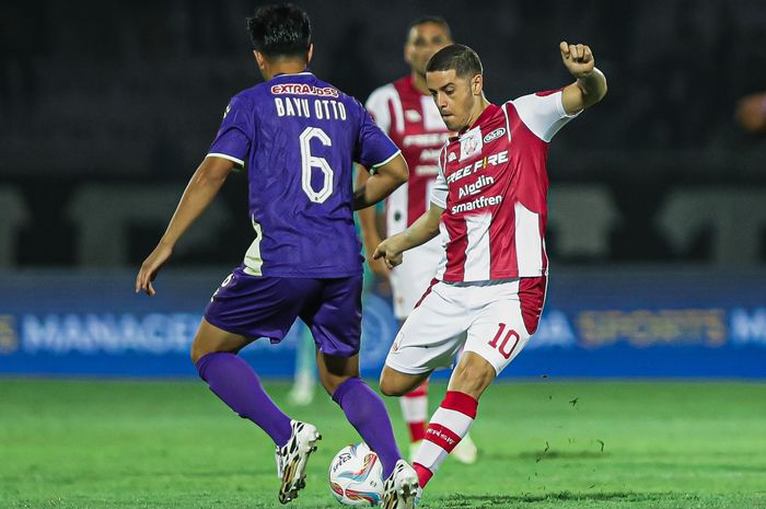 Duel Bayu Otto dengan Alexis Messidoro pada laga Persik Kediri Vs Persis Solo dalam lanjutan Liga 1 2023/2024 di Stadion Brawijaya, Kediri.