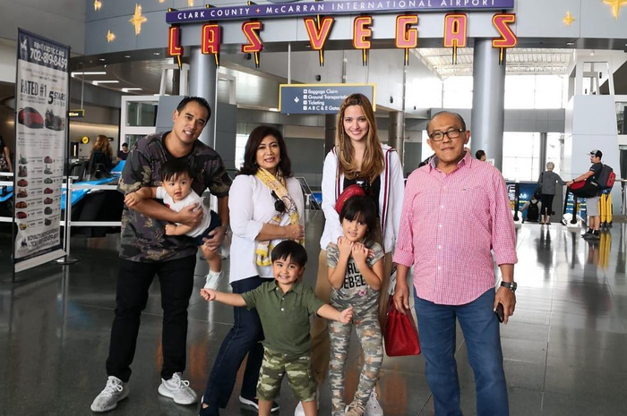 Keluarga Nia Ramadhani bersama sang Mertua, Aburizal Bakrie