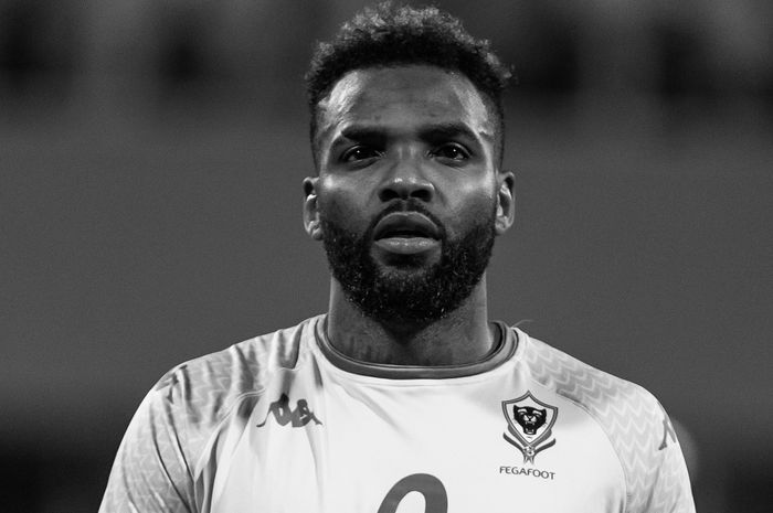 Penyerang asal Gabon yang membela klub China, Zhejiang FC, Aaron Boupendza dikaabrkan meninggal dunia setelah jatuh dari Gedung lantai 11.