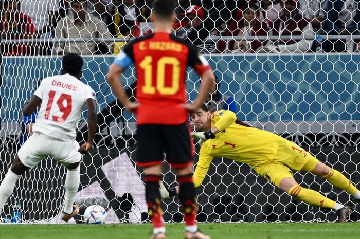 Thibaut Courtois mampu menepis tendangan penalti Alphonso Davies pada laga pertama Grup F Piala Dunia 2022 antara timnas Belgia dan timnas Kanada, Rabu (23/11/2022) atau Kamis dini hari WIB.