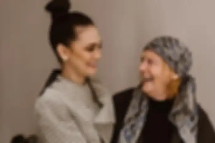 Luna Maya dan sang ibunda, Desa Maya Waltraud Maiyer