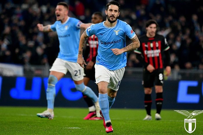 Gelandang Lazio, Luis Alberto, merayakan gol yang dicetaknya ke gawang AC Milan pada partai pekan ke-19 Liga Italia 2022-2023 di Stadion Olimpico, Selasa (24/1/2023).